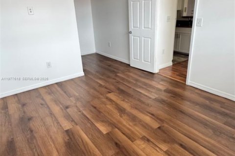 Condo in Pembroke Pines, Florida, 1 bedroom  № 2046221 - photo 12