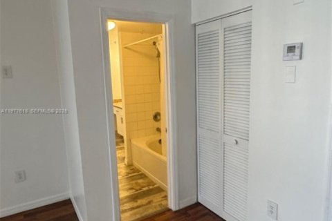 Condo in Pembroke Pines, Florida, 1 bedroom  № 2046221 - photo 17