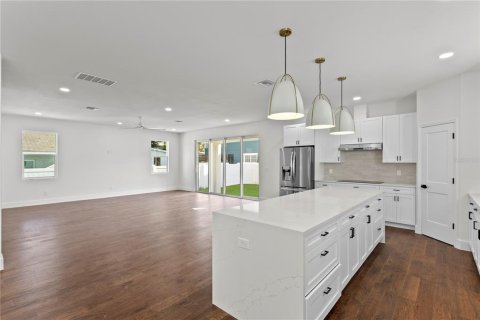 House in Tampa, Florida 4 bedrooms, 262.63 sq.m. № 2431101 - photo 18