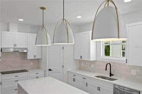 House in Tampa, Florida 4 bedrooms, 262.63 sq.m. № 2431101 - photo 17
