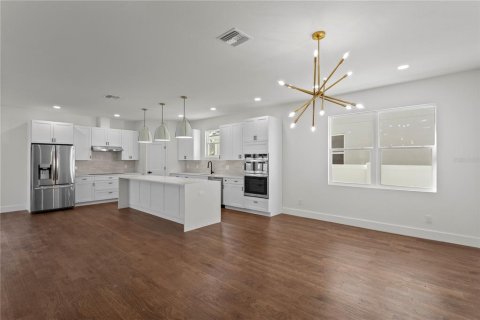 House in Tampa, Florida 4 bedrooms, 262.63 sq.m. № 2431101 - photo 5