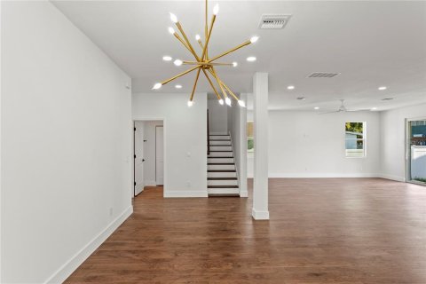 House in Tampa, Florida 4 bedrooms, 262.63 sq.m. № 2431101 - photo 6
