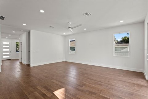 House in Tampa, Florida 4 bedrooms, 262.63 sq.m. № 2431101 - photo 21