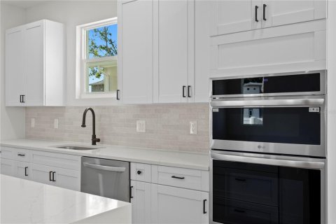 House in Tampa, Florida 4 bedrooms, 262.63 sq.m. № 2431101 - photo 13