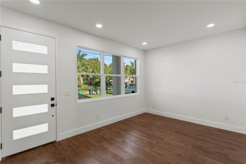 House in Tampa, Florida 4 bedrooms, 262.63 sq.m. № 2431101 - photo 2