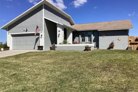 House in New Port Richey, Florida 3 bedrooms, 148.09 sq.m. № 2233872