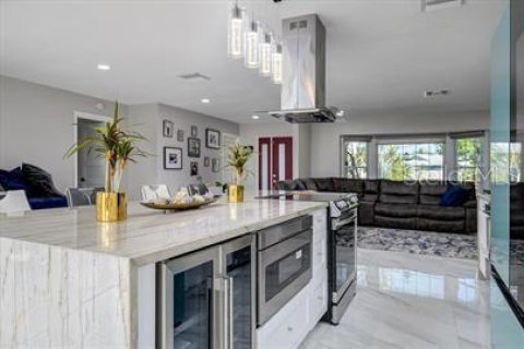 House in Saint Petersburg, Florida 3 bedrooms, 142.42 sq.m. № 1831873 - photo 6