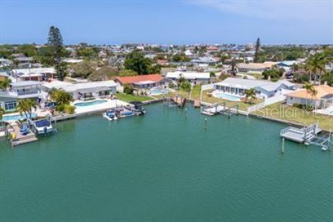 House in Saint Petersburg, Florida 3 bedrooms, 142.42 sq.m. № 1831873 - photo 26