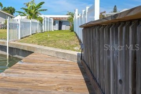 House in Saint Petersburg, Florida 3 bedrooms, 142.42 sq.m. № 1831873 - photo 21