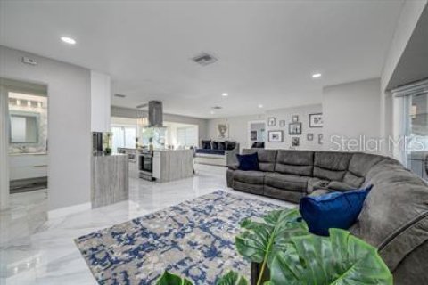 House in Saint Petersburg, Florida 3 bedrooms, 142.42 sq.m. № 1831873 - photo 13