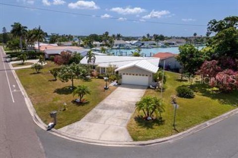 House in Saint Petersburg, Florida 3 bedrooms, 142.42 sq.m. № 1831873 - photo 2