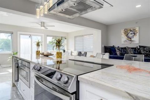 House in Saint Petersburg, Florida 3 bedrooms, 142.42 sq.m. № 1831873 - photo 9