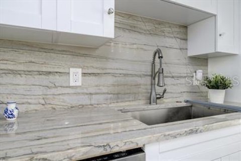 House in Saint Petersburg, Florida 3 bedrooms, 142.42 sq.m. № 1831873 - photo 8