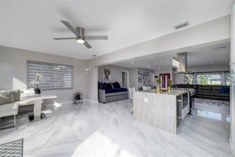 House in Saint Petersburg, Florida 3 bedrooms, 142.42 sq.m. № 1831873 - photo 7