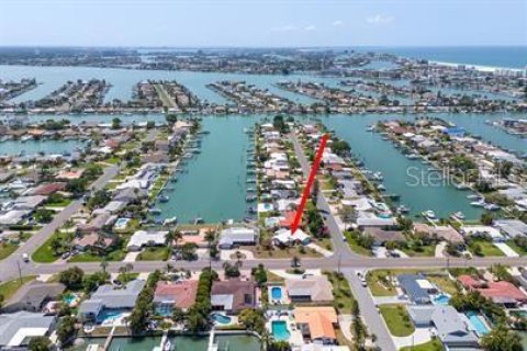 House in Saint Petersburg, Florida 3 bedrooms, 142.42 sq.m. № 1831873 - photo 24