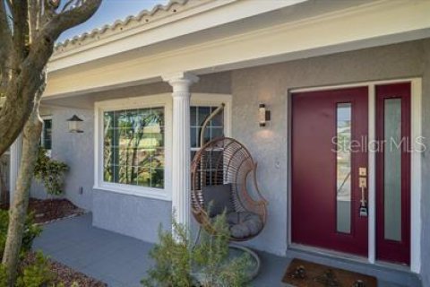 House in Saint Petersburg, Florida 3 bedrooms, 142.42 sq.m. № 1831873 - photo 1