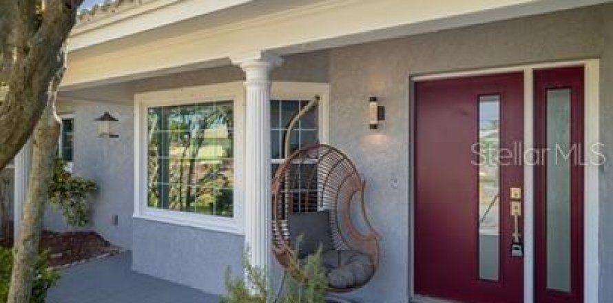 House in Saint Petersburg, Florida 3 bedrooms, 142.42 sq.m. № 1831873