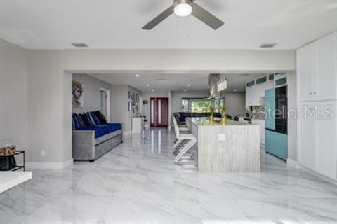 House in Saint Petersburg, Florida 3 bedrooms, 142.42 sq.m. № 1831873 - photo 4