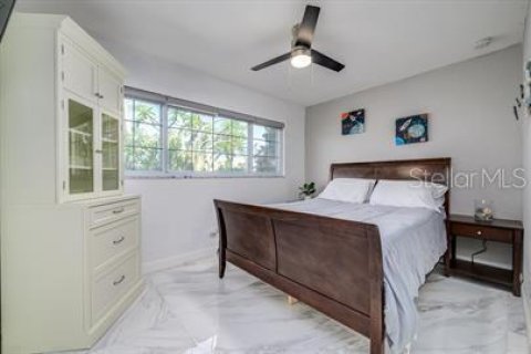 House in Saint Petersburg, Florida 3 bedrooms, 142.42 sq.m. № 1831873 - photo 16