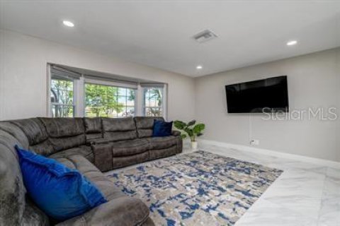 House in Saint Petersburg, Florida 3 bedrooms, 142.42 sq.m. № 1831873 - photo 12