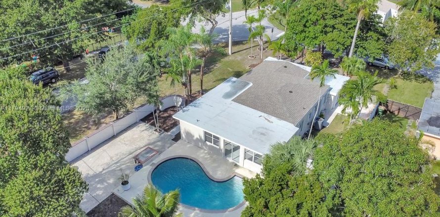 House in North Miami, Florida 3 bedrooms, 189.15 sq.m. № 1735839