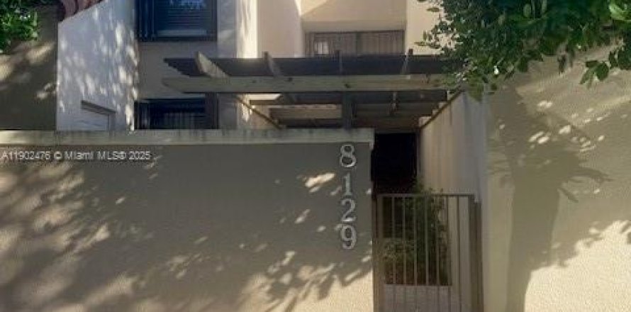 Townhouse in Miami, Florida 3 bedrooms, 187.57 sq.m. № 1953012