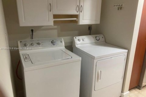 Townhouse in Miami, Florida 3 bedrooms, 187.57 sq.m. № 1953012 - photo 11