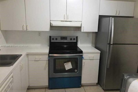 Снять в аренду виллу или дом в Дорал, Флорида 2 спальни, 93.83м2, № 1973351 - фото 2