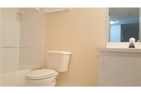 Снять в аренду виллу или дом в Дорал, Флорида 2 спальни, 93.83м2, № 1973351 - фото 10