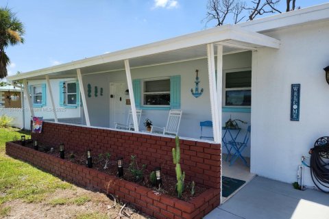 House in Fort Myers, Florida 2 bedrooms, 90.39 sq.m. № 1864449 - photo 2