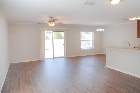 House in Hudson, Florida 4 bedrooms, 162.11 sq.m. № 1658725 - photo 2
