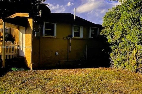 Propiedad comercial en venta en Miami, Florida, 98.1 m2 № 1749036 - foto 1