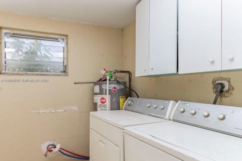 House in Sunrise, Florida 2 bedrooms, 169.18 sq.m. № 2030323 - photo 10