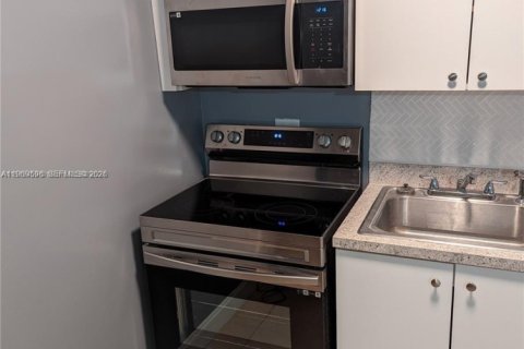 House in Sunrise, Florida 2 bedrooms, 169.18 sq.m. № 2030323 - photo 7