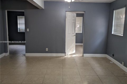 House in Sunrise, Florida 2 bedrooms, 169.18 sq.m. № 2030323 - photo 4