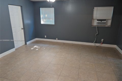 House in Sunrise, Florida 2 bedrooms, 169.18 sq.m. № 2030323 - photo 2