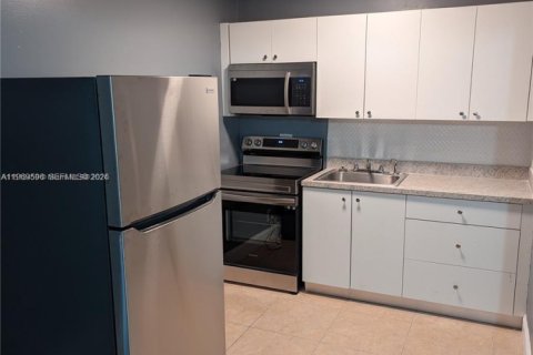 House in Sunrise, Florida 2 bedrooms, 169.18 sq.m. № 2030323 - photo 13