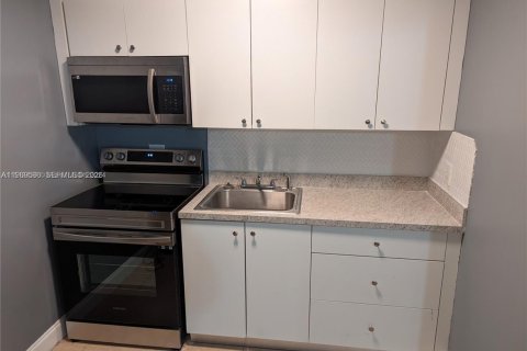 House in Sunrise, Florida 2 bedrooms, 169.18 sq.m. № 2030323 - photo 8