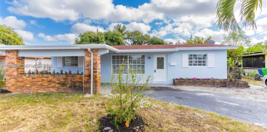 House in Sunrise, Florida 2 bedrooms, 169.18 sq.m. № 2030323