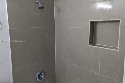 House in Sunrise, Florida 2 bedrooms, 169.18 sq.m. № 2030323 - photo 5