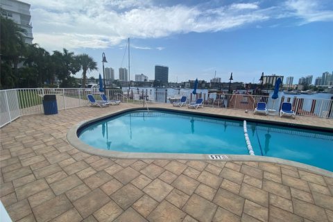Copropriété à louer à Hallandale Beach, Floride: 2 chambres № 1182416 - photo 1