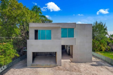 House in North Bay Village, Florida 5 bedrooms, 409.7 sq.m. № 2041069 - photo 8