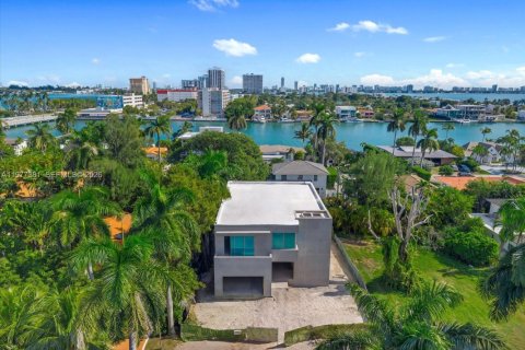 House in North Bay Village, Florida 5 bedrooms, 409.7 sq.m. № 2041069 - photo 19