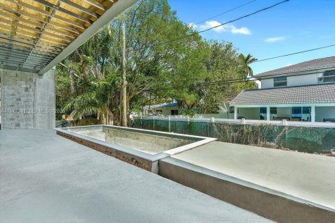 House in North Bay Village, Florida 5 bedrooms, 409.7 sq.m. № 2041069 - photo 17