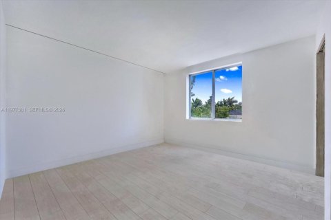 House in North Bay Village, Florida 5 bedrooms, 409.7 sq.m. № 2041069 - photo 12