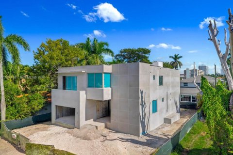 House in North Bay Village, Florida 5 bedrooms, 409.7 sq.m. № 2041069 - photo 9