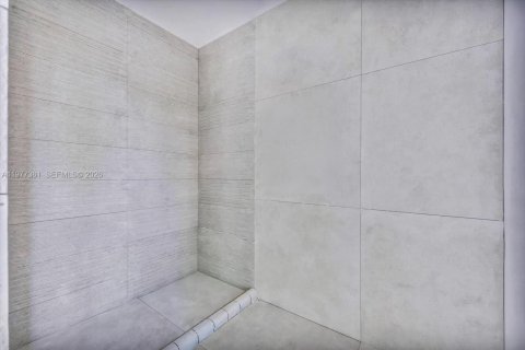 House in North Bay Village, Florida 5 bedrooms, 409.7 sq.m. № 2041069 - photo 15