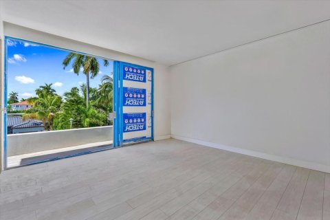 House in North Bay Village, Florida 5 bedrooms, 409.7 sq.m. № 2041069 - photo 13