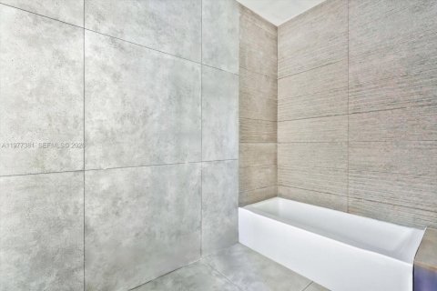 House in North Bay Village, Florida 5 bedrooms, 409.7 sq.m. № 2041069 - photo 16