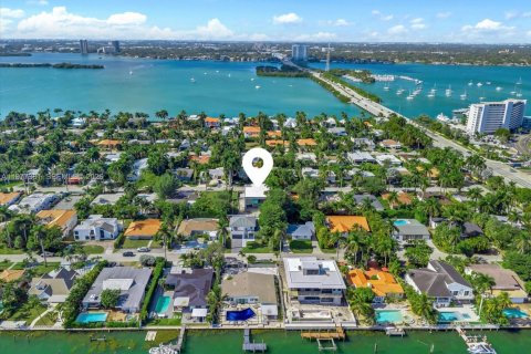 House in North Bay Village, Florida 5 bedrooms, 409.7 sq.m. № 2041069 - photo 23